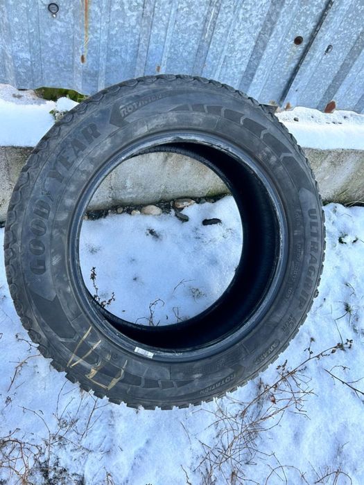Зимние , шипованные шины  б/у