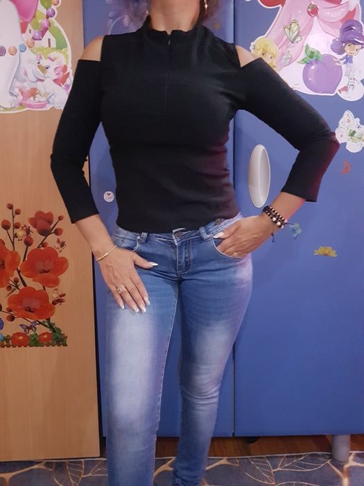 Blugi cu push up +bluza, ambele la doar 45 lei