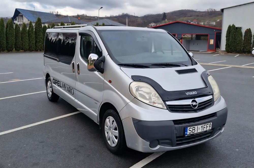 Renault Trafic 8+1 locuri versiune lungă in 3 panouri opel Vivaro