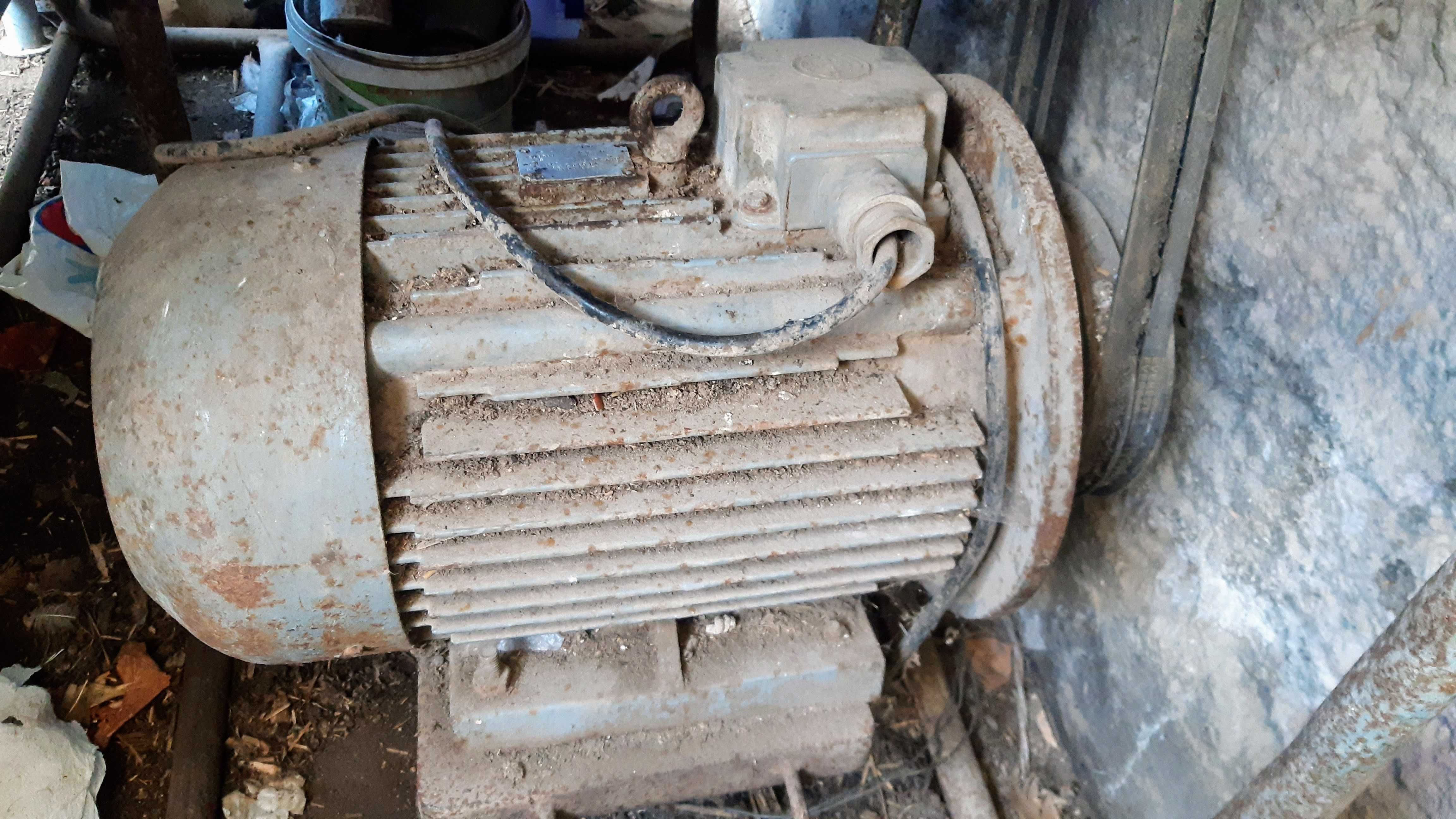 Motor electric trifazat 5kW, 900rpm, 220/380V, pentru circular