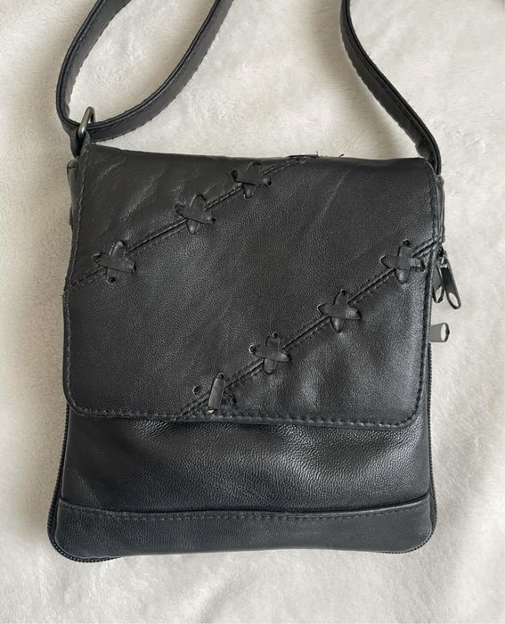 Страхотна кожена дамска чантичка с дълга дръжка!