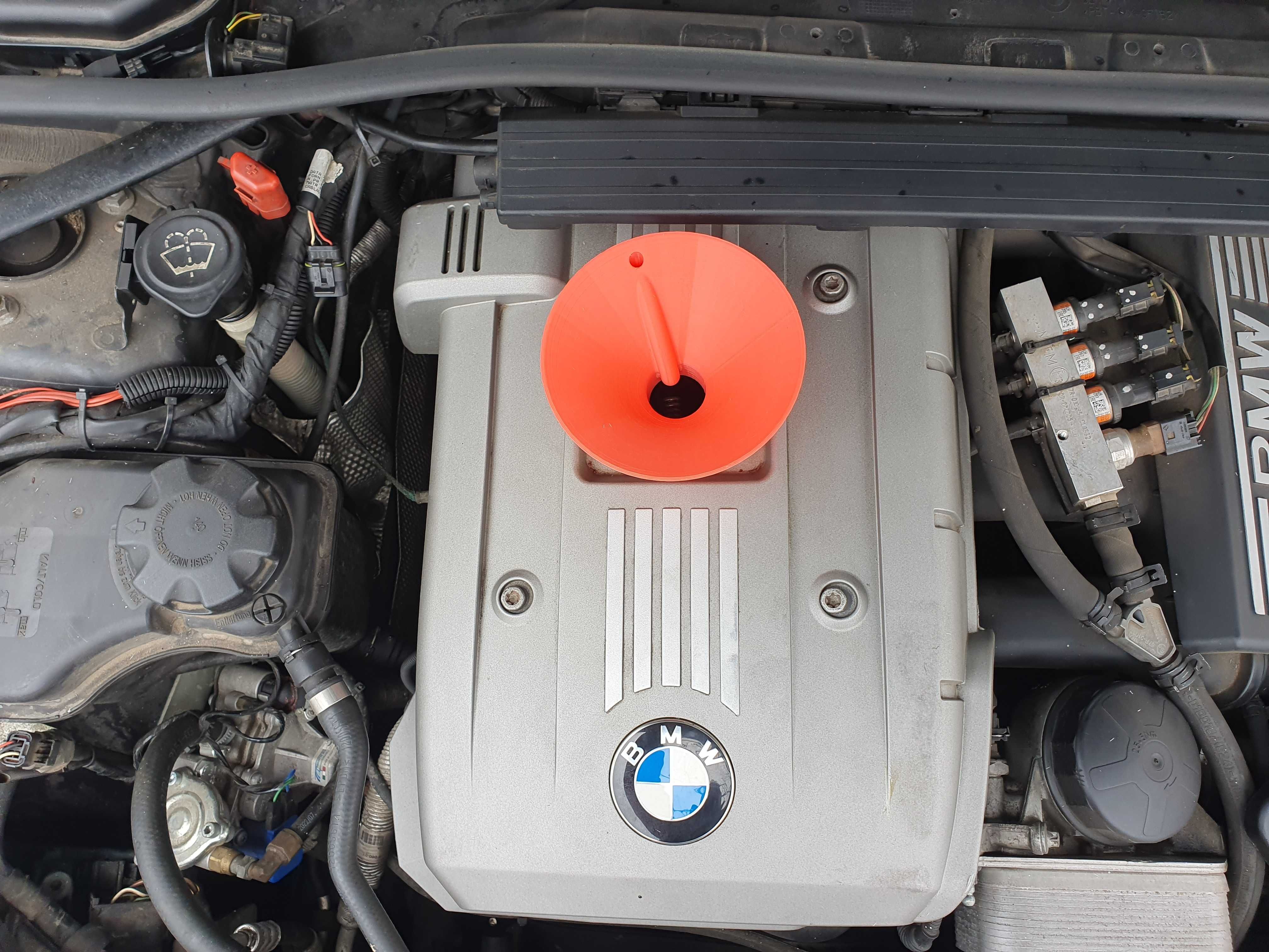 Специална фуния с дишащ отвор за всички BMW N51, N52, N53, N54