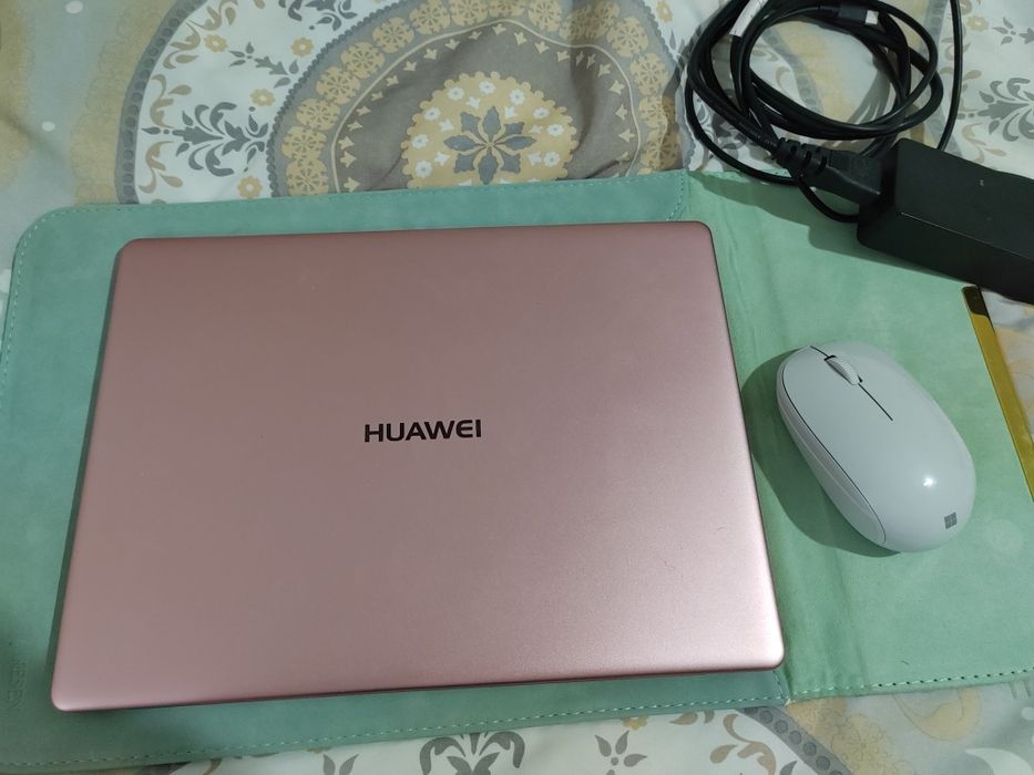 Laptop Huawei MateBook 13 WT-W09 i5 / 8GB / SSD / mouse + husă