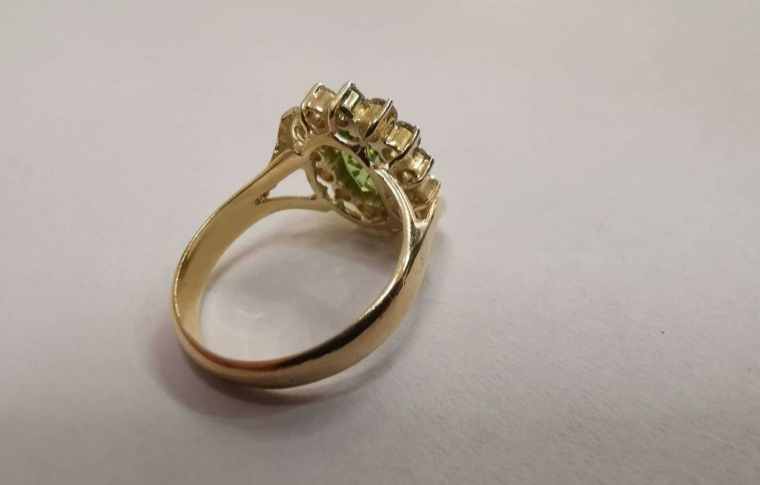 Златен пръстен с Оливин и Диаманти 18к/5,2 грама, халка 2 см