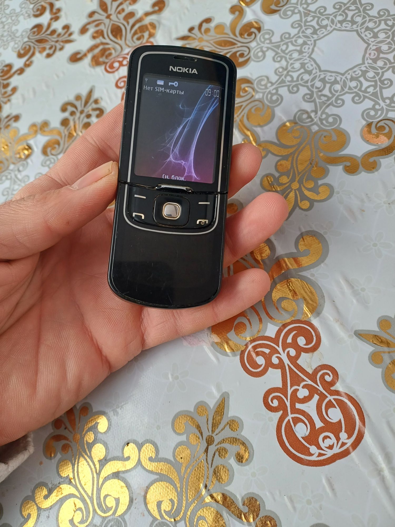 Nokia 8600 luna.