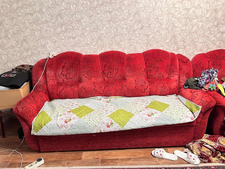 Продам красный диван
