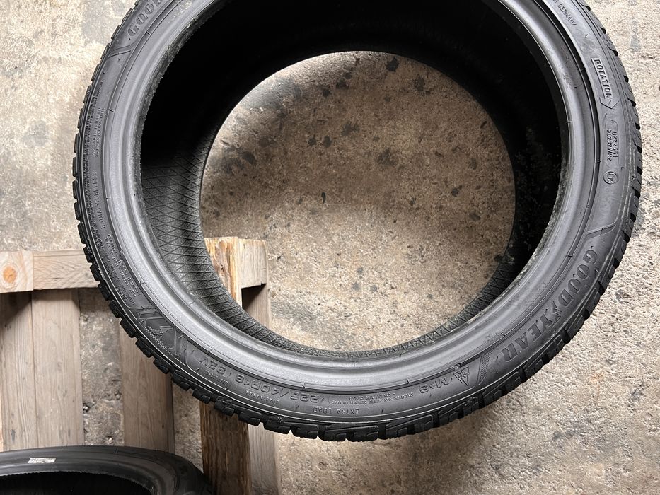 2 anvelope iarna 225/40/18 , GoodYear !