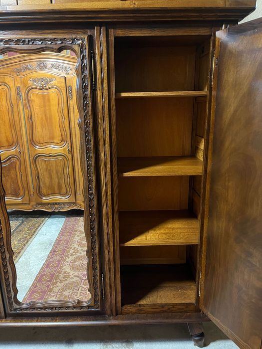 Масивен старинен гардероб