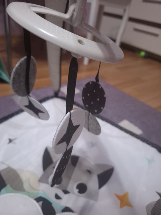 Salteluta de joaca alb negru pentru bebelusi