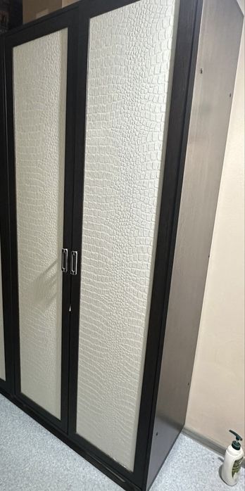 Продам шкафы плательные