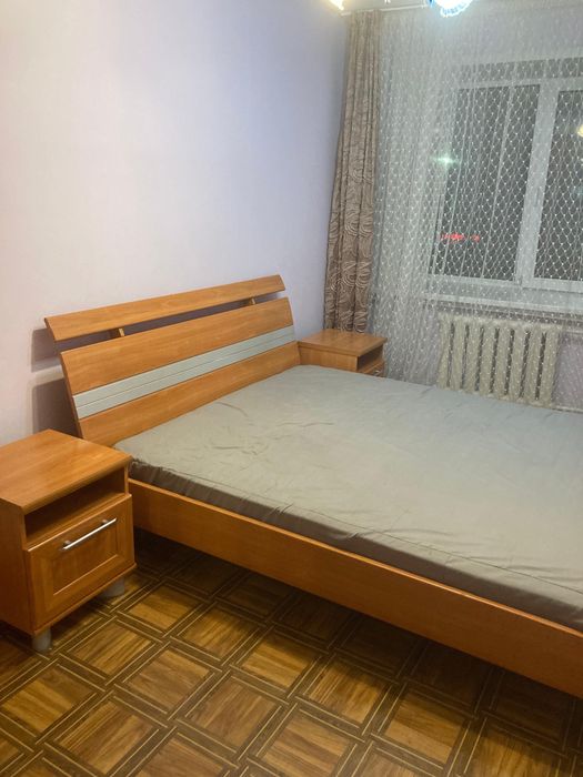 Кровать, шкаф и тумбочки