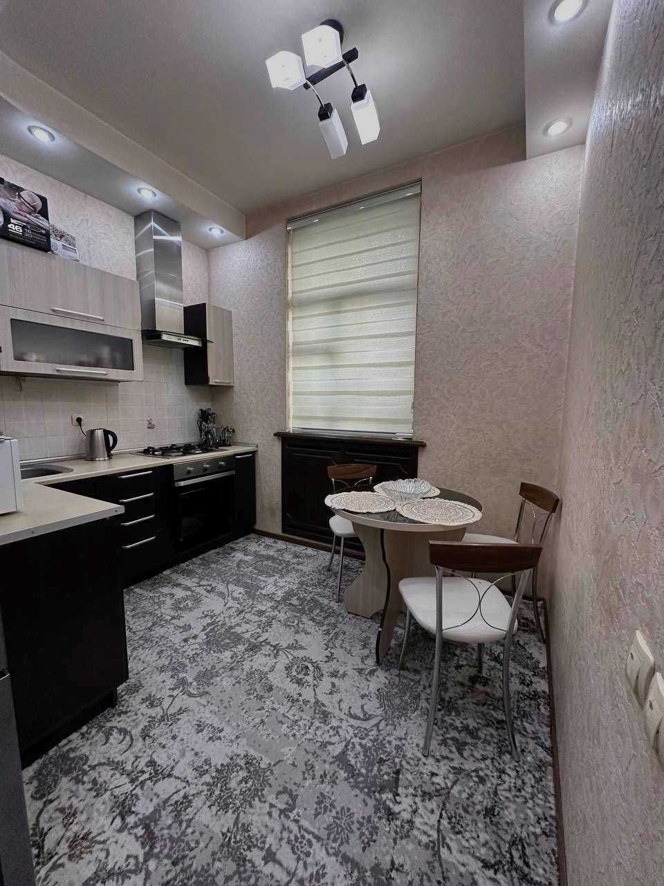 Продается в центре 2х ком Амира Темура, Нукусская