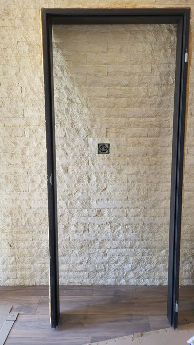 Ușă de sticlă cu toc pentru interior.