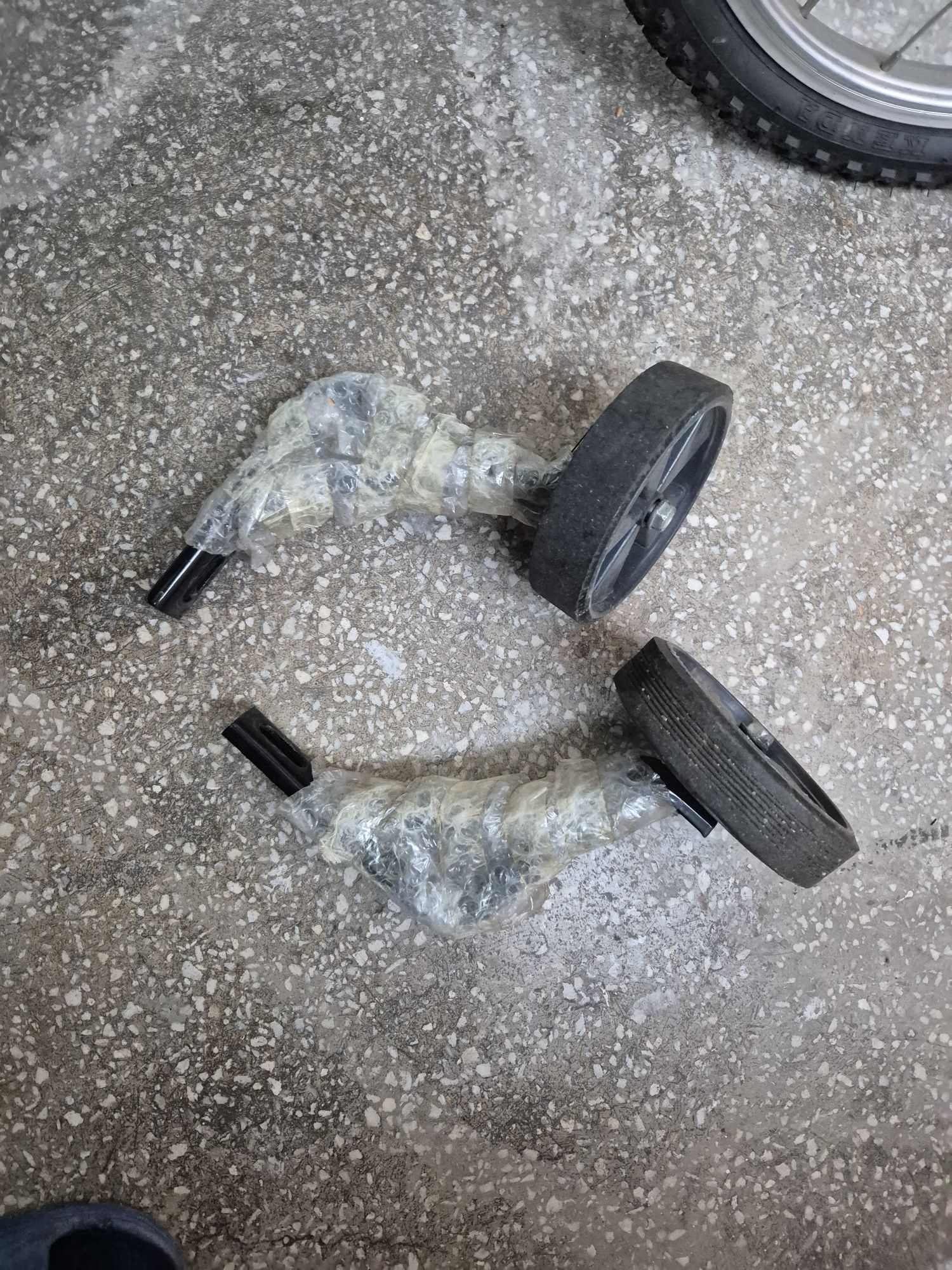 Pachet Bicicleta speedy ptr copii, roti ajutatoare , casca asortata