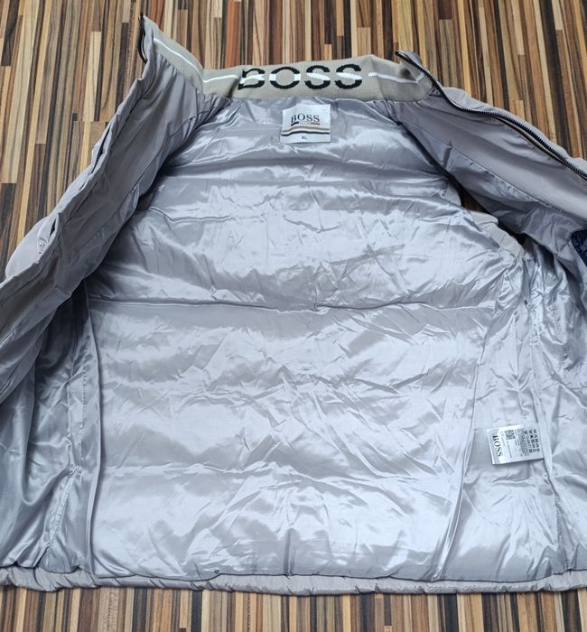 Vând veste noi de bărbați Boss