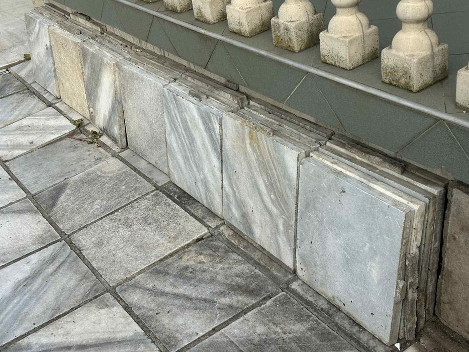 Продавам мраморни плочи 0.45/0.45