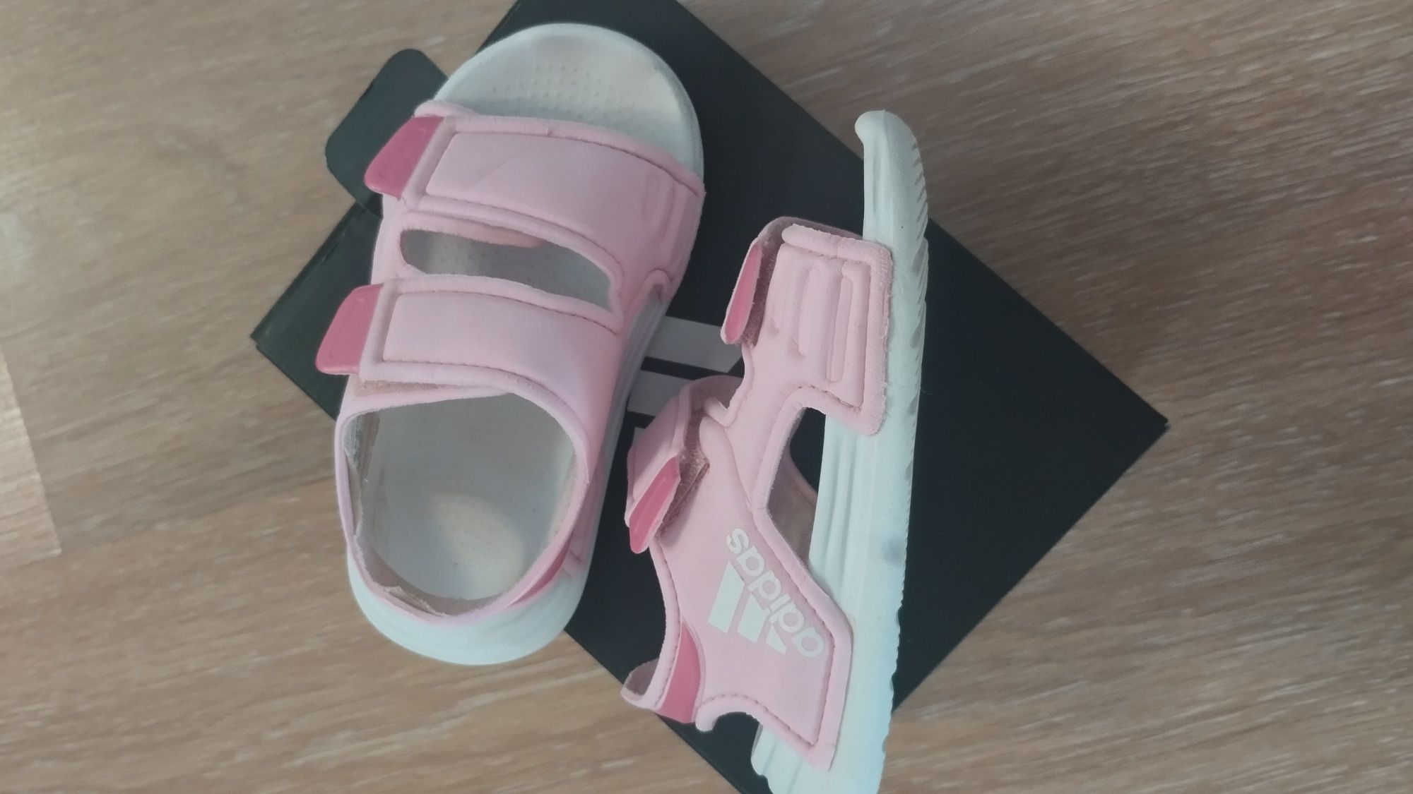 Маратонки и сандали Adidas