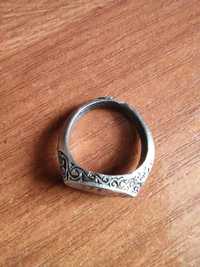 Старинный массивный серебряный перстень с узорами и арабской вязью.