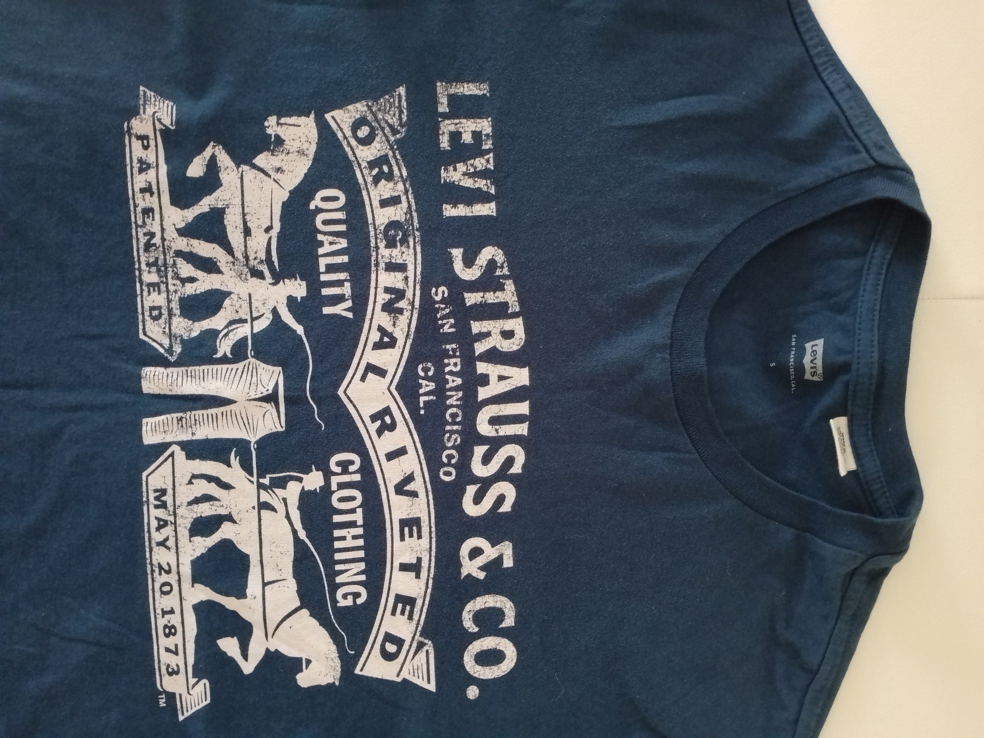 Vând bluza sport Levis, noua, produs de calitate, produs de impor