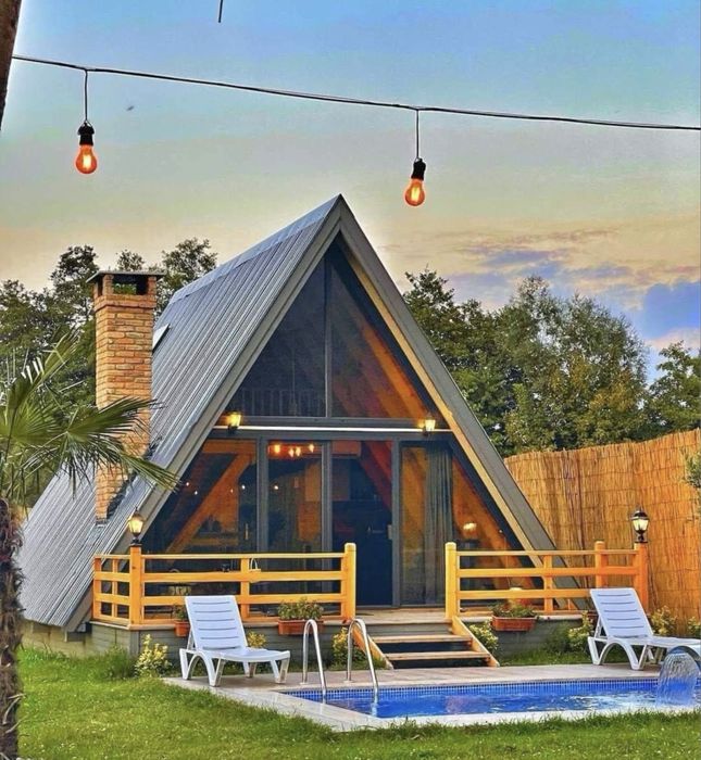 Cabana A-frame rustic de vacanta