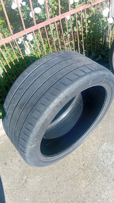 Vând 1 anvelope de  275 35 20, a 2 e cadou