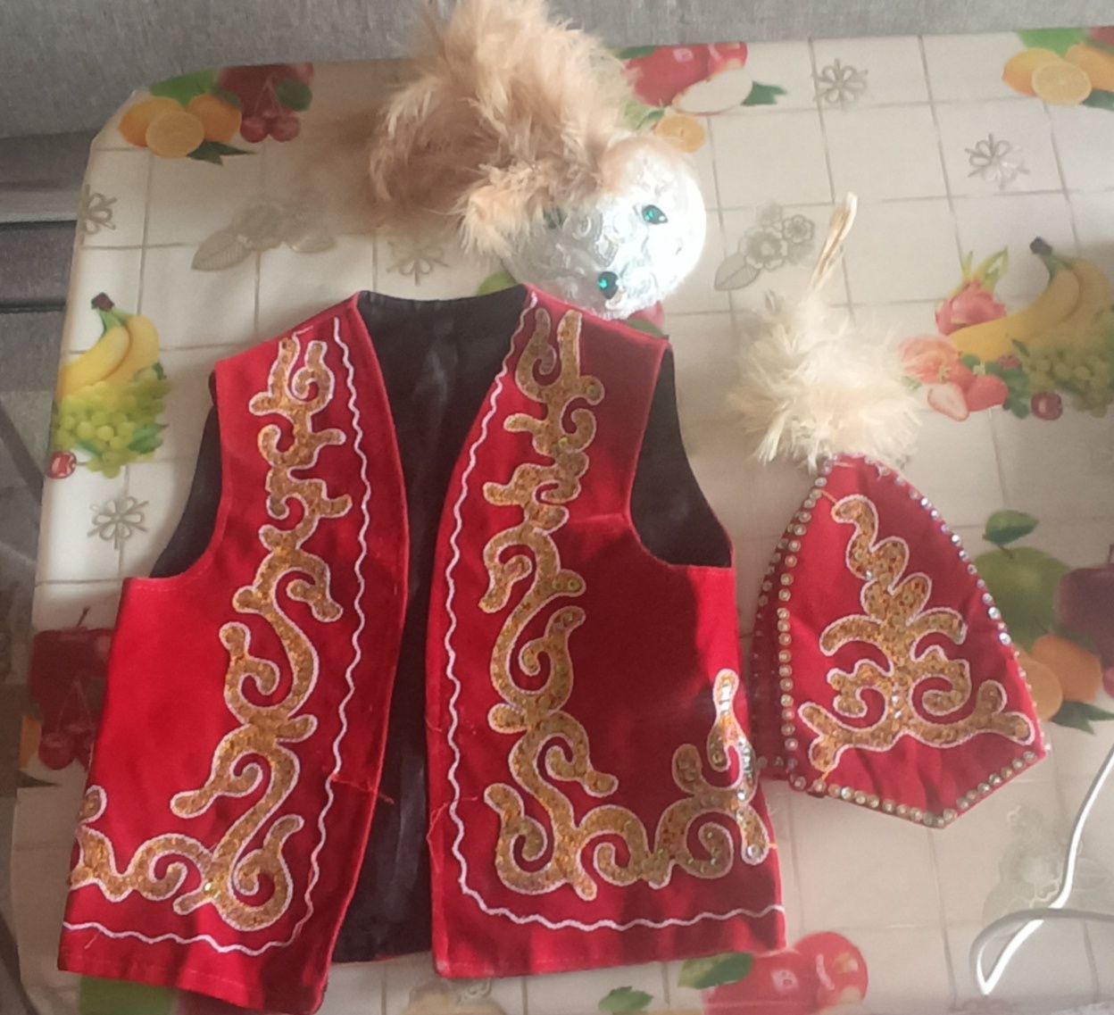 Продам национальную жилетку и две шапочки