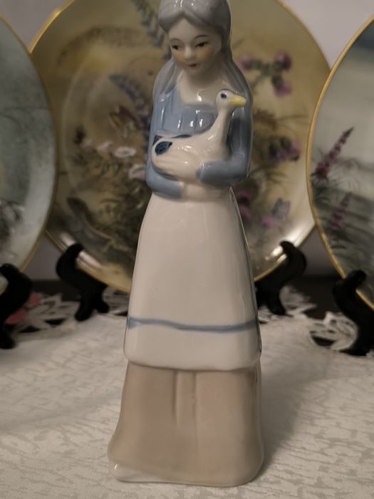 Порцеланова фигурка висока-15 см