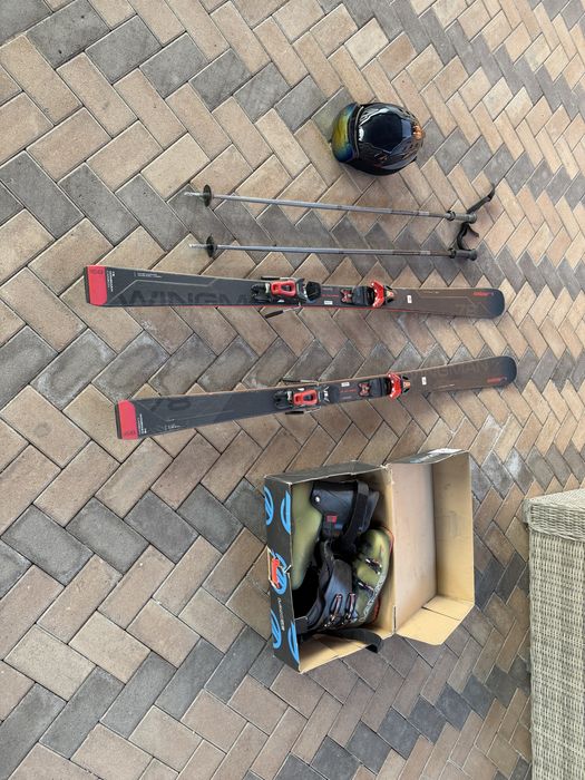 Лыжа и ботинки каска палки и очки