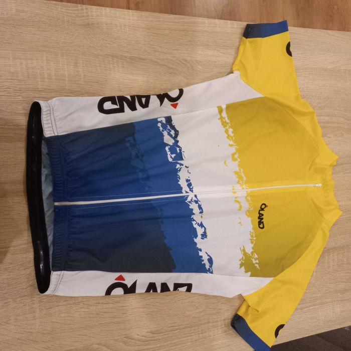 Продавам два екипа за колоездене НОВИ размер S.