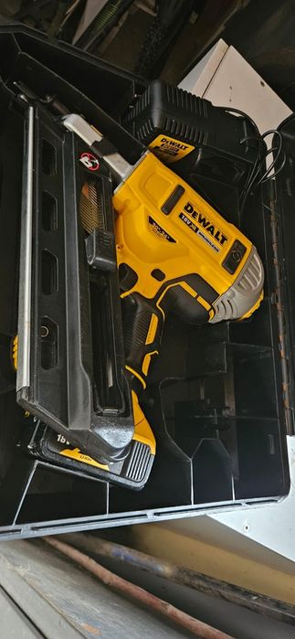 Pistol cuie DeWalt dcn 695