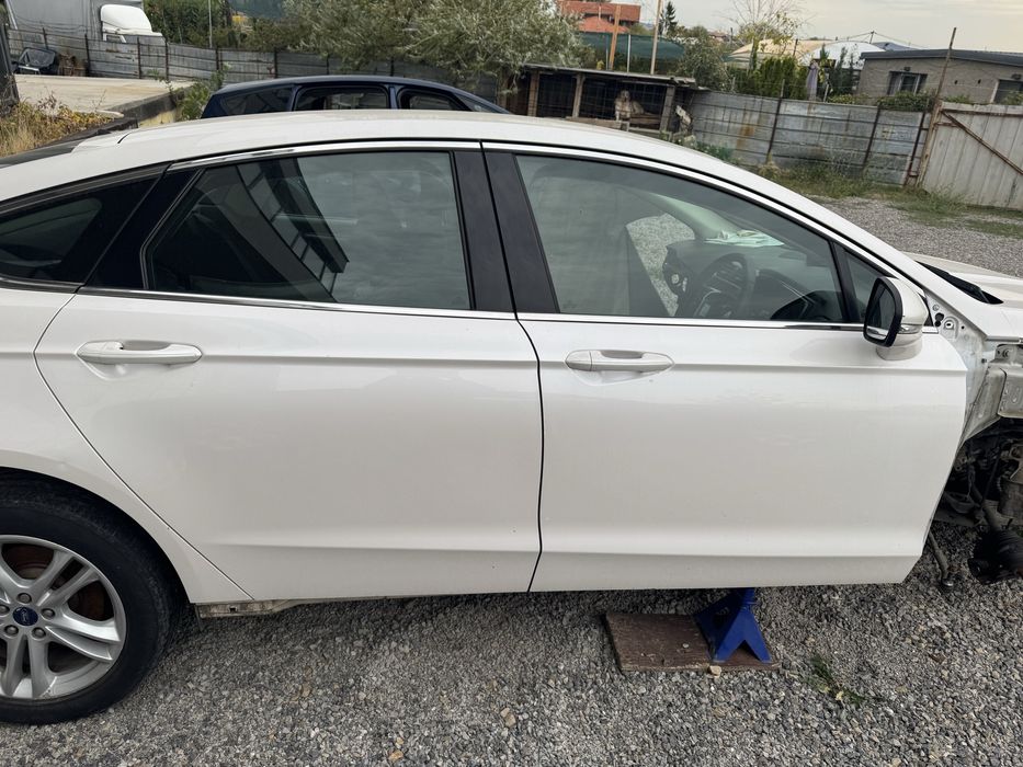 Продавам десни врати за ford mondeo mk5