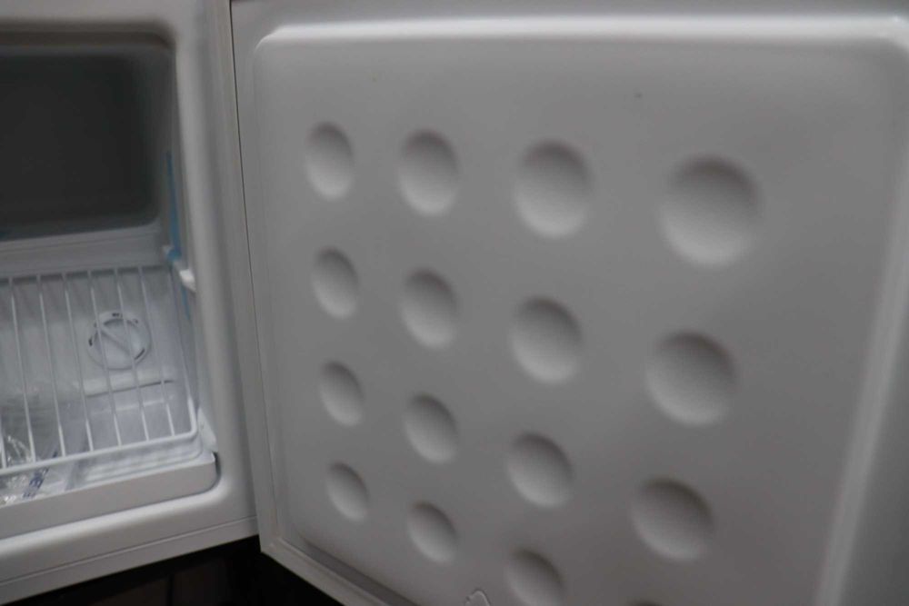 Comfee Свободностоящ, RCU40WH2 Мини Фризер, 31л, лек козметичен дефект