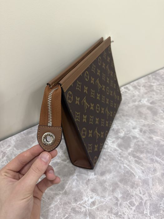 КАТО ЧИСТО НОВ Louis Vuitton Clutch