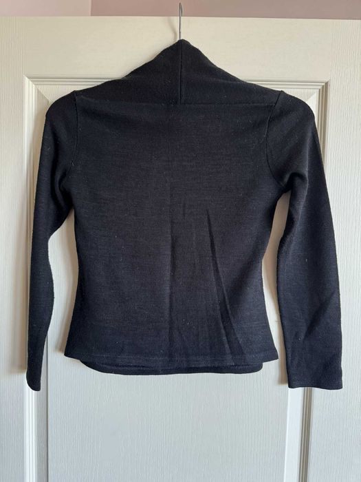 Елегантна черна блуза с уникален модел