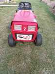 Tractoras tuns iarba