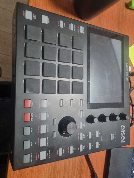 Продам сэмплер AKAI MPC ONE