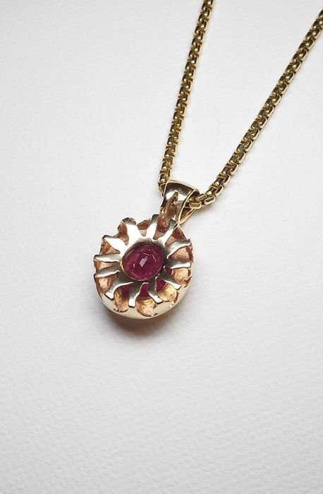 Издържан медальон с голям естествен рубин и неповторим дизайн! Уникат!