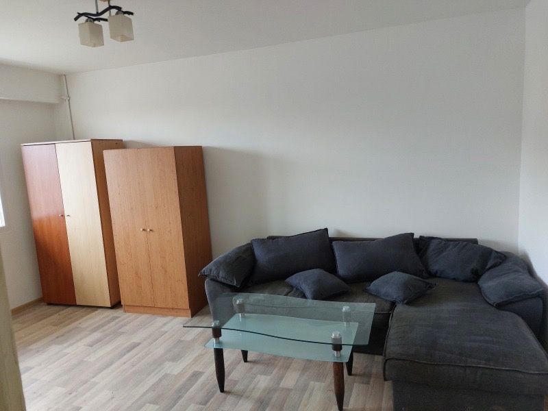 Продавам диван..