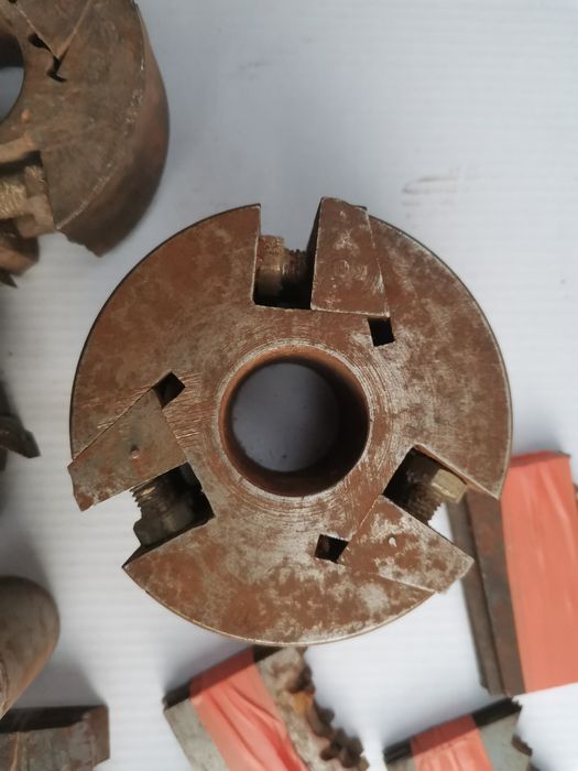 Vând butuc și cuțite