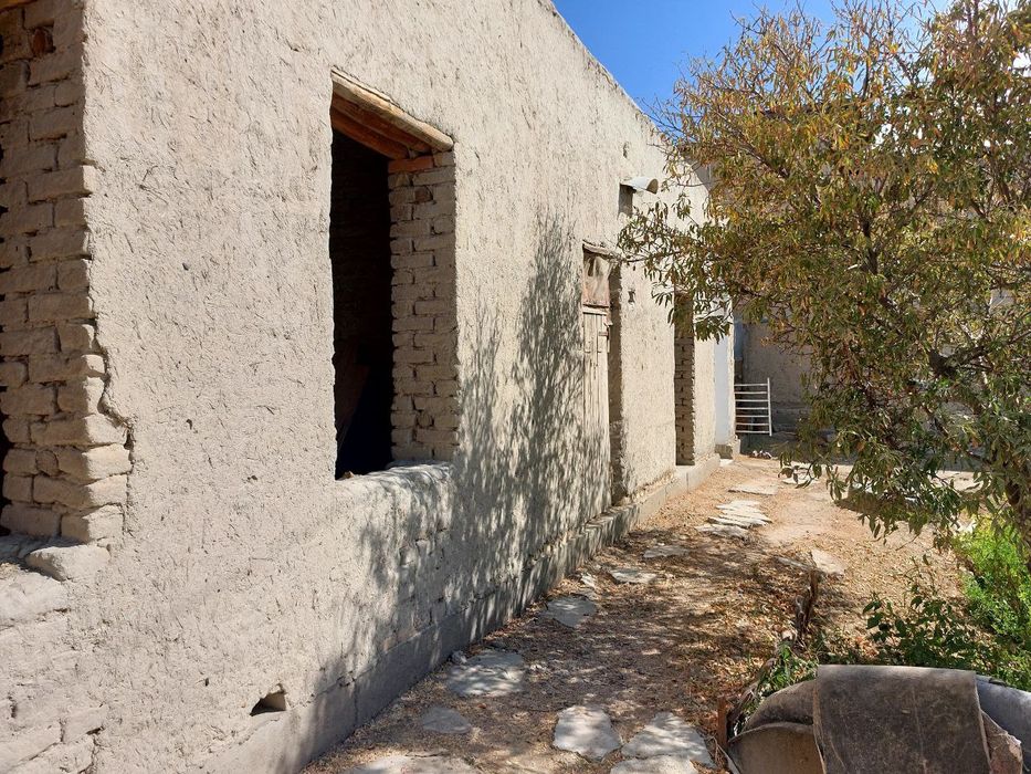 Uchastka sotiladi.narxi kelishiladi.pul zarur