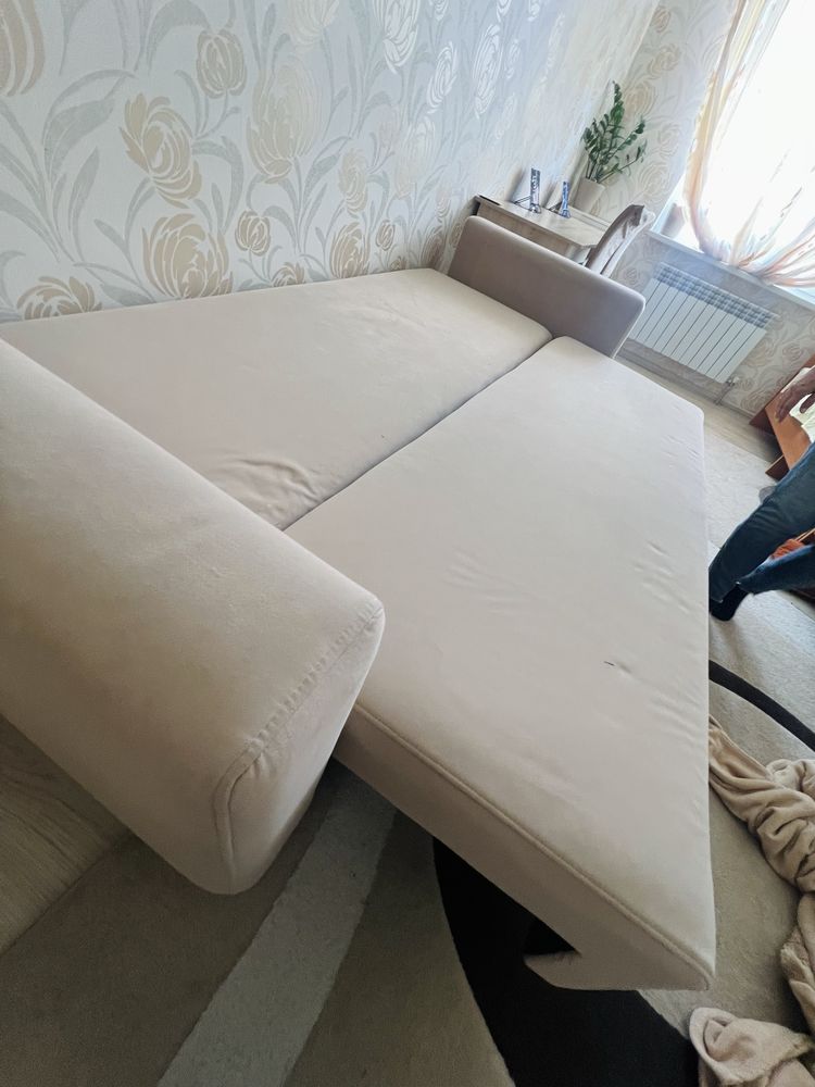 Продается диван бархатный бежевый