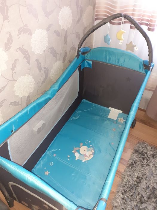 Vând pătuț+saltea cocos,masă bebe