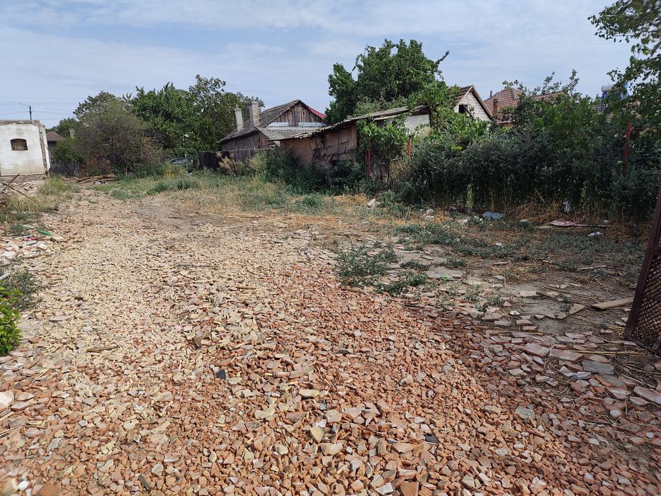 Teren de vânzare!! Deschidere la două străzi asfaltate.