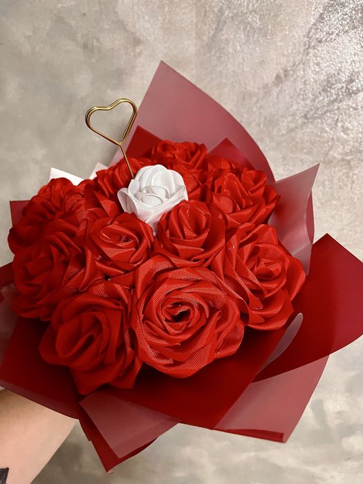Buchet handmade din flori de satin