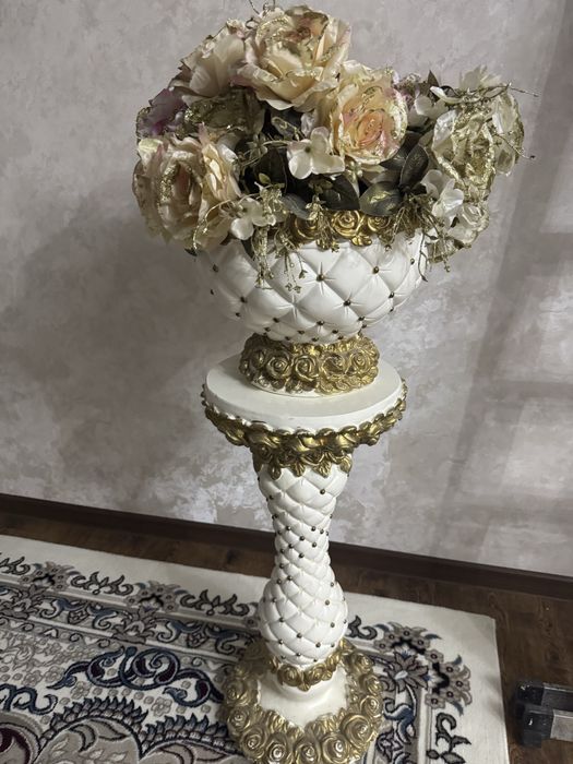 Подставка для цветов с цветами