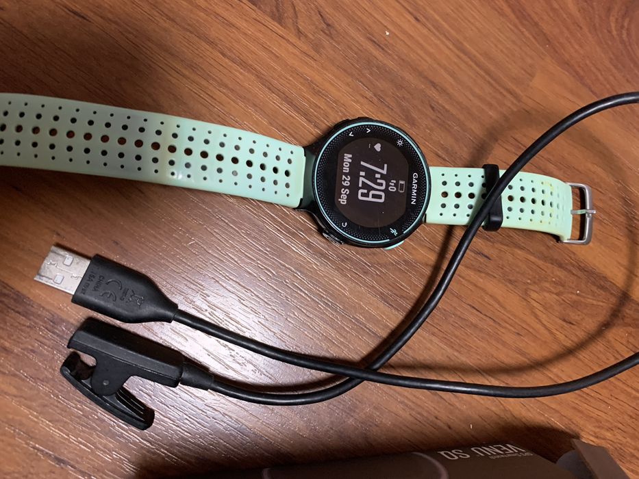 Продавам Garmin Forerunner 235