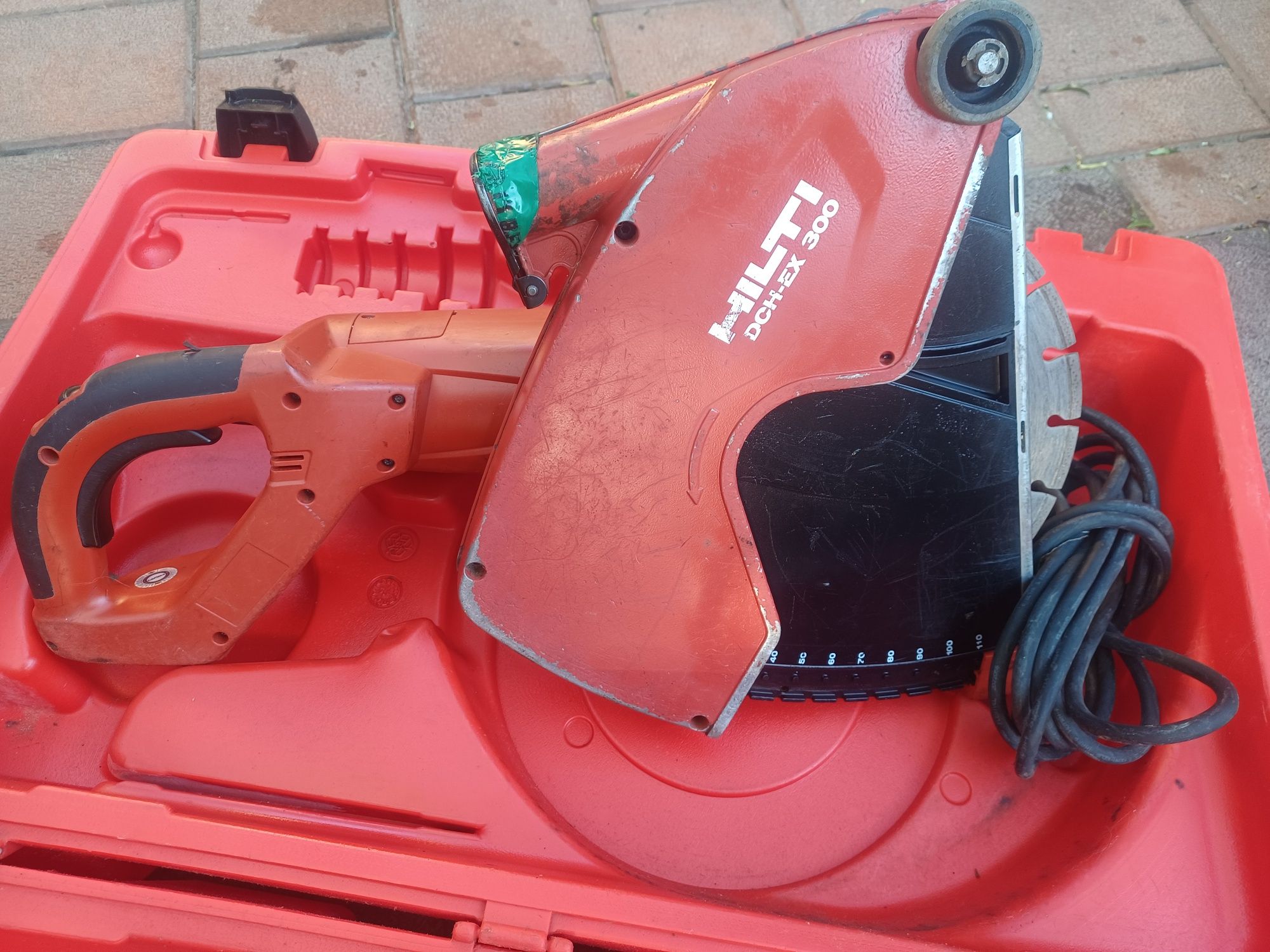 Masina de făcut caneluri HILTI  DCH 300 ca noua