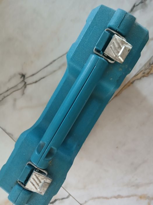 Тhaкita, бормашина с две зарядни  пьлун комплект  с куфаче