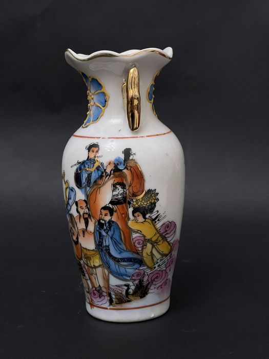 Vaza, veche China. Portelan pictat. Semnata.