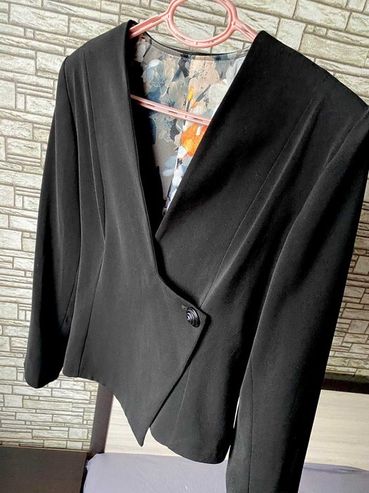 Два модела поръчкови костюма- черен и сив